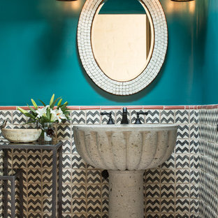 Foto de aseo de estilo americano, de tamaño medio, con lavabo con pedestal, baldosas y/o azulejos de porcelana, paredes azules, suelo de baldosas de terracota y baldosas y/o azulejos multicolor