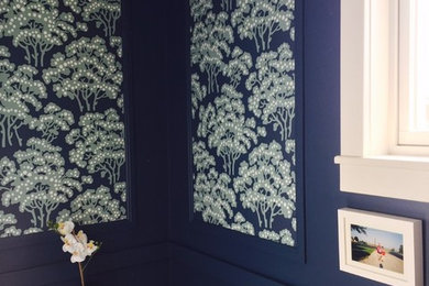Klassische Gästetoilette mit blauer Wandfarbe in San Diego