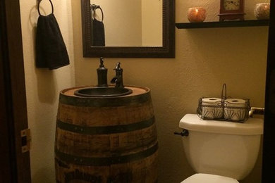 デンバーにある高級な中くらいなラスティックスタイルのおしゃれなトイレ・洗面所 (家具調キャビネット、濃色木目調キャビネット) の写真