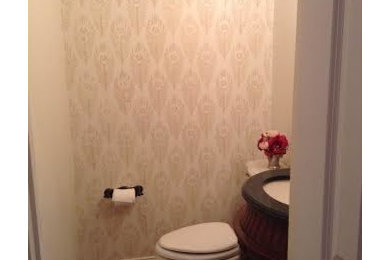 Inspiration pour un petit WC et toilettes traditionnel en bois brun avec un placard avec porte à panneau surélevé, WC à poser, un mur beige, un sol en bois brun, un lavabo encastré et un plan de toilette en granite.