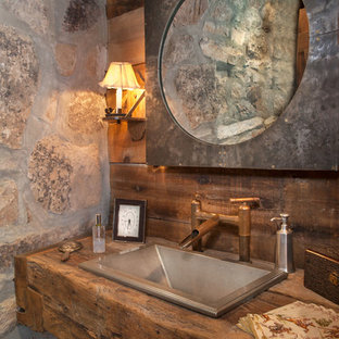 Idées déco pour un WC et toilettes montagne avec un plan de toilette en bois, un lavabo posé et un plan de toilette marron.