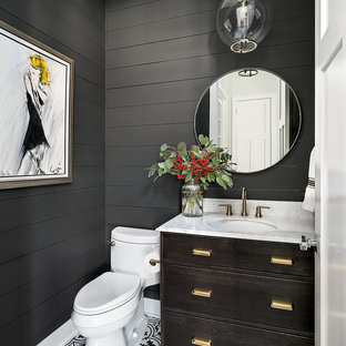 Esempio di un bagno di servizio country con consolle stile comò, ante in legno bruno, WC monopezzo, pareti grigie, lavabo sottopiano e pavimento multicolore
