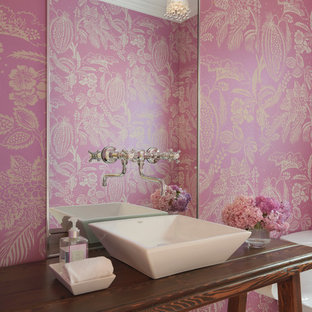 Idee per un bagno di servizio country con lavabo a bacinella, top in legno, pareti rosa e top marrone