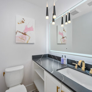 Inspiration för mellanstora moderna svart toaletter, med luckor med upphöjd panel, vita skåp, en toalettstol med separat cisternkåpa, grå väggar, marmorgolv, ett undermonterad handfat, bänkskiva i akrylsten och lila golv