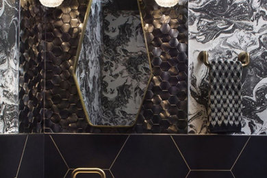 Imagen de aseo flotante ecléctico pequeño con puertas de armario negras, baldosas y/o azulejos negros, baldosas y/o azulejos en mosaico, paredes negras y papel pintado