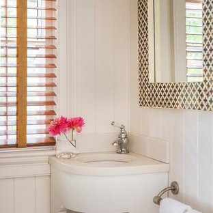 Idee per un piccolo bagno di servizio tradizionale con pareti bianche, top in superficie solida e lavabo sottopiano