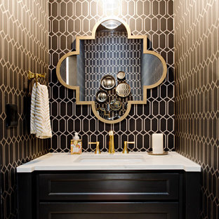 Immagine di un piccolo bagno di servizio tradizionale con ante con riquadro incassato, ante nere, lavabo sottopiano, top in marmo, pareti marroni e top bianco