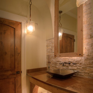 Esempio di un grande bagno di servizio stile rurale con ante lisce, ante in legno scuro, piastrelle beige, piastrelle in pietra, pareti beige, pavimento con piastrelle in ceramica, lavabo a bacinella, top in rame e top marrone