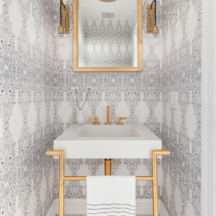 Ispirazione per un bagno di servizio scandinavo con pareti multicolore, lavabo a consolle e pavimento bianco