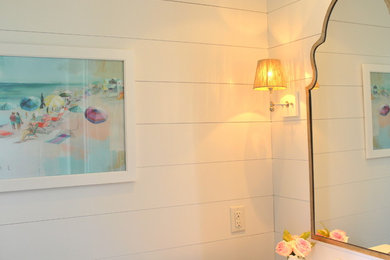 マイアミにあるビーチスタイルのおしゃれなトイレ・洗面所 (白い壁、濃色無垢フローリング、ペデスタルシンク) の写真
