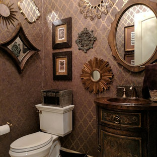 Esempio di un piccolo bagno di servizio tradizionale con consolle stile comò, ante con finitura invecchiata, WC monopezzo, pareti viola, pavimento in travertino, top in rame, pavimento beige e lavabo da incasso