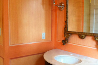 シンシナティにあるトラディショナルスタイルのおしゃれなトイレ・洗面所の写真