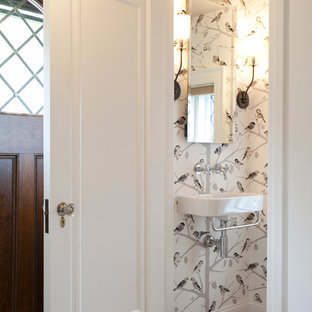 Cette photo montre un petit WC et toilettes éclectique avec un lavabo suspendu et un sol en ardoise.