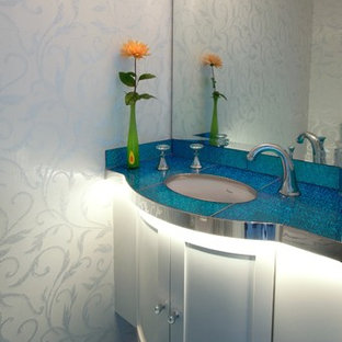 Idee per un bagno di servizio contemporaneo con lavabo sottopiano, ante in stile shaker, ante bianche, pareti blu e top turchese