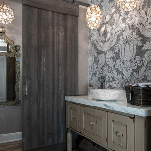 Exemple d'un WC et toilettes romantique avec un placard en trompe-l'oeil, des portes de placard grises et un plan de toilette en marbre.