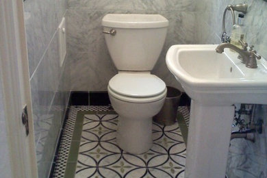 Exemple d'un WC et toilettes éclectique.