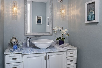 デトロイトにある高級な中くらいなトランジショナルスタイルのおしゃれなトイレ・洗面所 (家具調キャビネット、白いキャビネット、グレーの壁、濃色無垢フローリング、ベッセル式洗面器、大理石の洗面台) の写真