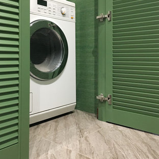 Idéer för en liten modern liten tvättstuga med garderob, med luckor med lamellpanel, gröna skåp, gröna väggar, klinkergolv i porslin och grått golv