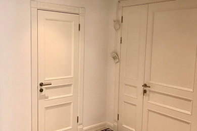 他の地域にあるお手頃価格の中くらいなトランジショナルスタイルのおしゃれな玄関ドア (ベージュの壁、セラミックタイルの床、淡色木目調のドア、ベージュの床) の写真