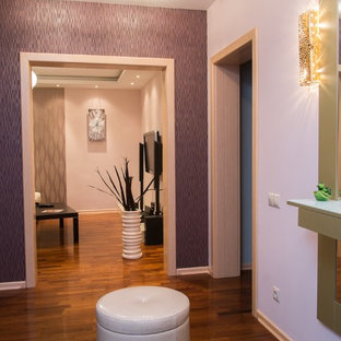 Imagen de hall contemporáneo, pequeño, con paredes rosas, suelo de baldosas de cerámica, puerta simple, puerta de madera clara y suelo violeta