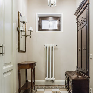 Bild på ett mellanstort vintage kapprum, med beige väggar, flerfärgat golv, klinkergolv i porslin, en enkeldörr och en vit dörr