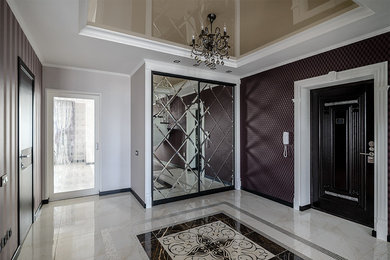 Идея дизайна: входная дверь в классическом стиле с одностворчатой входной дверью и черной входной дверью