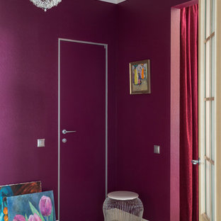 Inspiration för små moderna foajéer, med lila väggar, klinkergolv i keramik och ljus trädörr