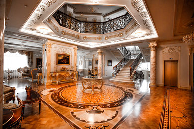 Foto de vestíbulo clásico con suelo de madera en tonos medios y suelo marrón