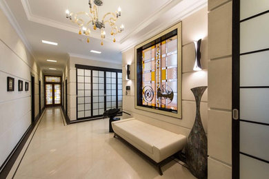 Großes Modernes Foyer mit beiger Wandfarbe und Porzellan-Bodenfliesen in Moskau