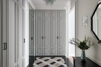 Источник вдохновения для домашнего уюта: узкая прихожая среднего размера в стиле неоклассика (современная классика) с серыми стенами, мраморным полом, одностворчатой входной дверью, серой входной дверью и разноцветным полом