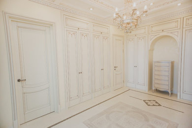 Свежая идея для дизайна: фойе среднего размера в классическом стиле с белыми стенами, полом из керамической плитки, поворотной входной дверью и белой входной дверью - отличное фото интерьера