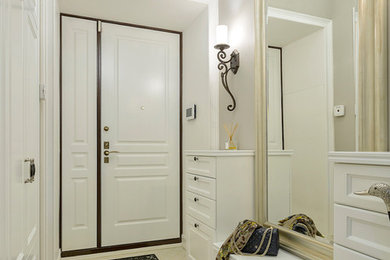 Идея дизайна: входная дверь в стиле неоклассика (современная классика) с серыми стенами, двустворчатой входной дверью, белой входной дверью и разноцветным полом