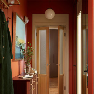 Moderner Eingang mit oranger Wandfarbe, grauem Boden und Korridor in Moskau