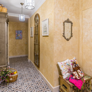 Imagen de hall romántico con paredes beige, suelo de baldosas de cerámica y puerta simple