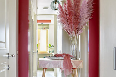 Свежая идея для дизайна: узкая прихожая среднего размера в современном стиле с полом из керамогранита, одностворчатой входной дверью, белой входной дверью, разноцветным полом и красными стенами - отличное фото интерьера