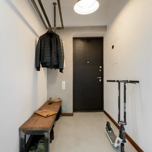 Cette photo montre une porte d'entrée industrielle avec un mur blanc, une porte simple et une porte noire.