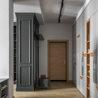 Diseño de hall actual, de tamaño medio, con paredes grises, suelo vinílico, puerta simple, puerta de madera en tonos medios y suelo amarillo