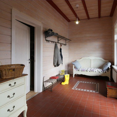 Country vestibule photo in Moscow with beige walls