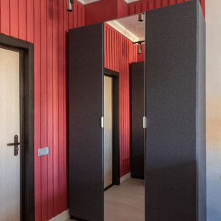 Idéer för att renovera en liten funkis ingång och ytterdörr, med röda väggar, laminatgolv, en enkeldörr, ljus trädörr och beiget golv