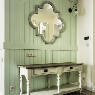 Esempio di un ingresso o corridoio classico di medie dimensioni con pareti verdi, pavimento con piastrelle in ceramica e pavimento verde