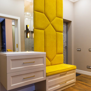 Esempio di una porta d'ingresso boho chic con pareti grigie, pavimento in legno massello medio, una porta singola, una porta grigia e pavimento marrone