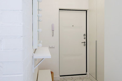 Modelo de puerta principal industrial con paredes blancas, suelo de baldosas de cerámica, puerta simple, puerta blanca y suelo blanco