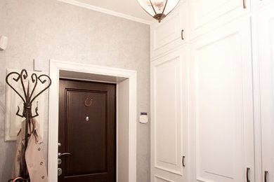 Пример оригинального дизайна: вестибюль среднего размера с серыми стенами, полом из керамогранита, одностворчатой входной дверью, входной дверью из темного дерева и серым полом