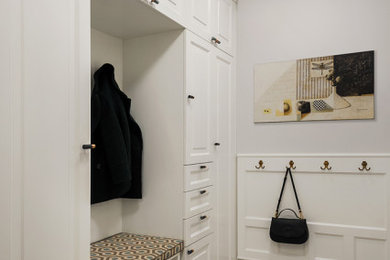 На фото: прихожая со шкафом для обуви в стиле неоклассика (современная классика) с белыми стенами и бежевым полом с
