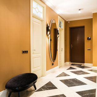 Idee per un corridoio classico con pareti gialle, una porta singola e una porta marrone