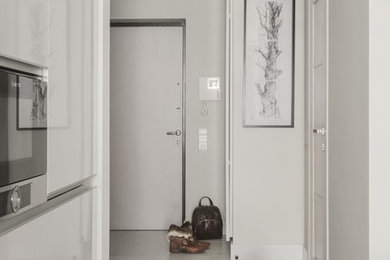 На фото: входная дверь среднего размера в современном стиле с полом из керамогранита, одностворчатой входной дверью, белой входной дверью, белым полом, серыми стенами и многоуровневым потолком с