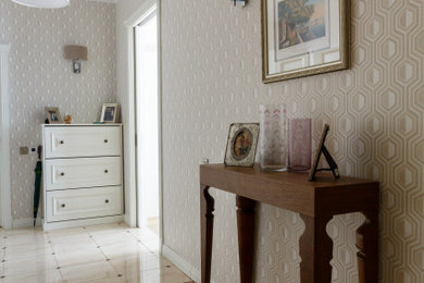 Foto de hall tradicional renovado de tamaño medio con paredes beige, suelo de baldosas de cerámica, puerta simple, puerta blanca y suelo beige
