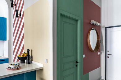 Ejemplo de entrada contemporánea con paredes multicolor, puerta simple, puerta verde y suelo multicolor