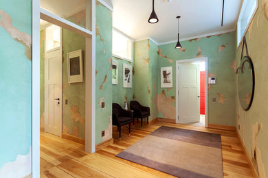 На фото: вестибюль среднего размера в стиле неоклассика (современная классика) с зелеными стенами, деревянным полом и красной входной дверью
