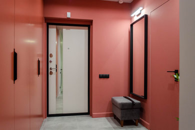 Пример оригинального дизайна: маленькая входная дверь в современном стиле с красными стенами, полом из керамической плитки, одностворчатой входной дверью, белой входной дверью и серым полом для на участке и в саду